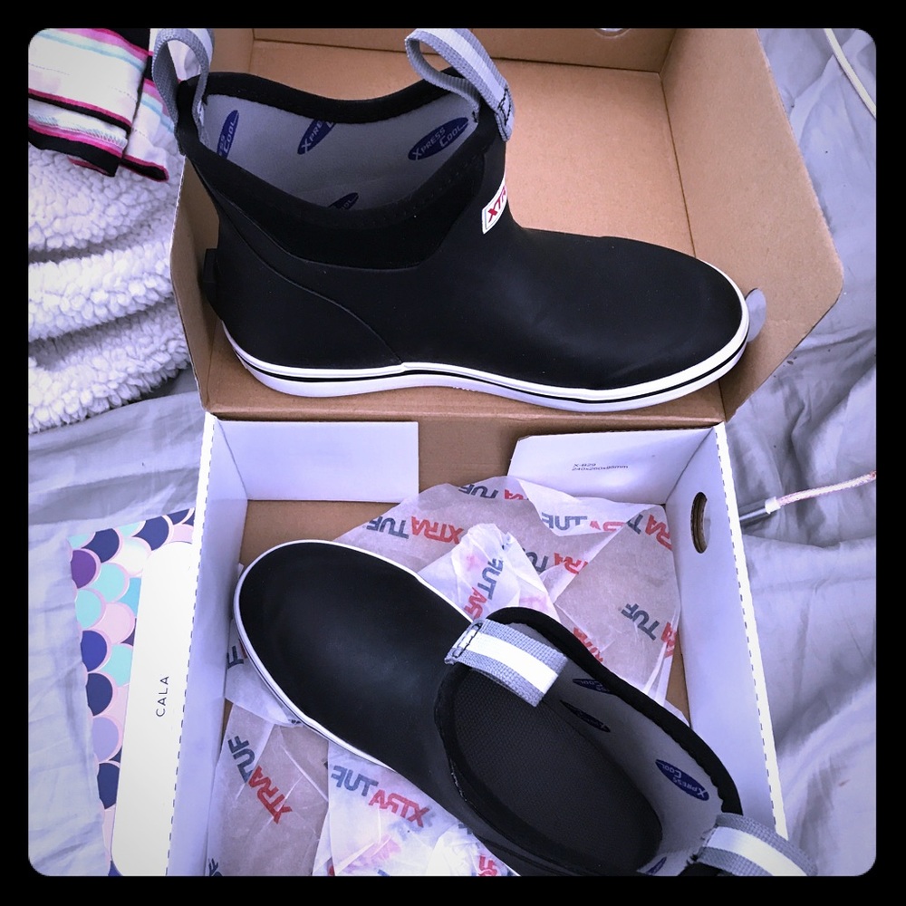 Women’s XTRATUF ankle boots size 6